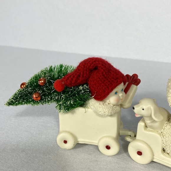 Dept 56 Christmas Coupe Charming Holiday Figurine 2 Piece Set with Tree - Picture 4 of 11